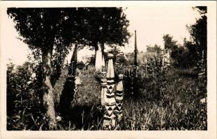 Felsőrákos, Racosul de Sus, Kormosbach; kopjafák a temetőben. Kováts István fényképész / cemetery. photo (fl)