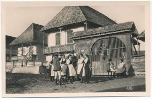 Kecsetkisfalud, Satu Mic; Székely kapu előtt, folklór. Kováts István fényképész / villagers in front of the gate, folklore. photo (fl)