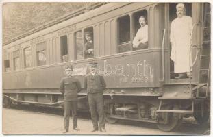 Brassó-Budapest, Brasov-Budapest (Kronstadt); Nemzetközi Vasúti Hálókocsi Társaság MÁV 2284D szerelvénye a vasútállomáson, vonat, vasutas és kalauz, szakács / International railway sleeping car companys train at the railway station, railwayman, conductor, chef. photo (EK)