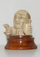 Groteszk japán fejfigura kerámiából, fa talapzattal, 6cm-es magassággal