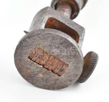 Fém dátumbélyegző fa fogóval, állítható az 1900-as és 2000-es évekre. Vasúti használatra készülhetet...