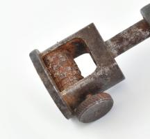 Fém dátumbélyegző fa fogóval, állítható az 1900-as és 2000-es évekre. Vasúti használatra készülhetet...