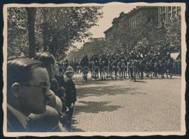 cca 1938 Lovas rendőrök felvonulása az Andrássy úton, fotó, 8,5×11,5 cm