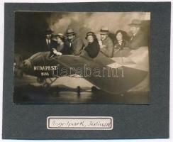 1934 Repülőtiszt sz Angol Parkban, kartonra ragasztott fotó, 5,5×8,5 cm