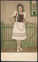 cca 1930 Lány magyaros ruhában, kézzel színezett fotó a budapesti Rubens műteremből, 14×8,5 cm