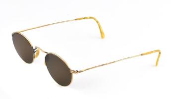 Vintage napszemüveg, szárain kis sérüléssel, eredeti tokjában