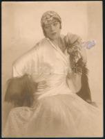 Bajor Gizi (1893-1951) színésznő a Nagyságos asszony álmodik című darabban, korabeli sajtófotó, sérült, 20×15 cm