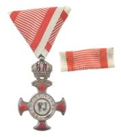 1914-1918. Koronás Ezüst Érdemkereszt a Vitézségi Érem szalagján részben zománcozott, karikán jelzett Ag kitüntetés eredeti mellszalagon, szalagsávval, szintén függesztőkarikán jelzett G.A.S. gyártói jelzéssel. A VIRIBUS UNITIS szöveget tartalmazó rész 60 fokkal elfordulva. T:AU / Hungary 1914-1918. Silver Merit Cross with the Crown on a war ribbon hallmarked Ag decoration with original ribbon and thin ribbon, also on suspension ring with G.A.S. makers mark. The part containing the text VIRIBUS UNITIS rotated by 60 degrees C:AU NMK 223.