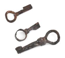 3 db középkori kulcs, változó állapotban, h: 8 és 5 cm közötti méretben
