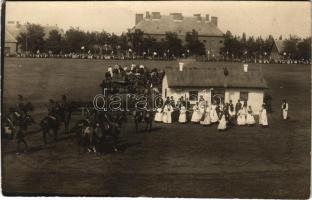 Szombathely, Huszár laktanya udvara, ünnepség népviseletbe öltözött emberekkel és csendőrökkel. photo