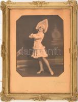 1929 Fiatal hölgy jelmezben, fejdísszel, kartonra kasírozott fotó Sonya műterméből, üvegezett keretben, 28×20 cm
