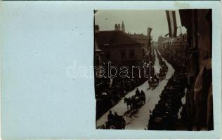 ~1900 Győr, felvonulás, ünnepség, magyar zászlók, üzletek. photo