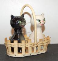 Goebel jelzéssel ellátott só- és borsszóró porcelán macskák kosárkában, alsó gumifedél hiányzik