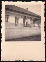 1941 Körösfeketetó (Negreni), Erdély, vasútállomás, fotó, a hátoldalon feliratozva, 8x6 cm
