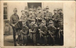 Első világháborús osztrák-magyar katonák fegyverekkel / WWI K.u.k. military group photo, soldiers with guns