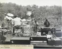 1975 LGT koncert a Tabánban, kiállításon szerepelt fotó kartonra kasírozva, feliratozva, jó állapotban, 38,5×48,5 cm