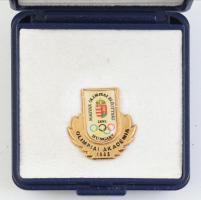 1985 Magyar Olimpiai Bizottság (MOB) - Olimpiai Akadémia, fém kitűző jelvény, eredeti díszdobozban, 20x17 mm