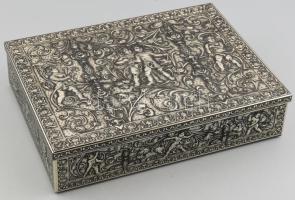 Reneszánsz mintájú domborművel ellátott nagy méretű fém doboz 30x24 cm