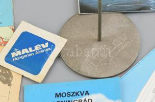 MALÉV tétel (össz. 8 db): fém asztali zászlótartó, m: 38 cm + bontatlan törlőkendő + 6 db prospektus...