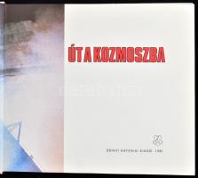 cca 1980 Vegyes űrhajózás témájú tétel: szovjet-magyar közös űrrepülés kendő, kitűzők, kártyanaptára...