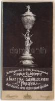 Arad, Az 1898 augusztus 12-15-én megtartott Országos Dalünnepély alkalmával a Ganz Gyári Dalkör által nyert első versenydíj. Arad szab. kir. város közönségének ajándéka. Schidt Ede Budapest kemény hátú fotója / first place prize of the Hungarian National Song Festival, won by the Choir of the Ganz Factory. board photo (16,5 x 8,8 cm) (fl)