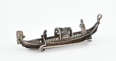 Ezüst (Ag) filigrán hajó bross, jelzés nélkül, nettó: 3,06 g, 4,5 cm