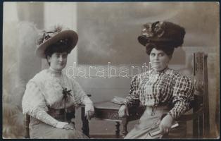 1908 Gyöngyös, elegáns hölgyek kalapban, fotólap, 8,5×13,5 cm