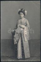 cca 1910 Székelyudvarhely, Farkasné Gál Irma ázsiai ruhában, fotólap, sarkain törésnyomok, 13,5×9 cm
