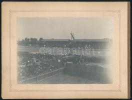 1896 Ünnepség a zuglói Millenáris sporttelepen egy Egri utcai villa padlás teréről fotózva fotó kartonon, a villa fotója a lap túloldalán 20x14 cm