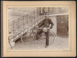1897 Zugló Egri utcai villa házmestere és családja az albumlap másik oldalán a helyi postás biciklivel kissé sérült fotó kartonon 20x14cm