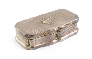 Ezüst (AG) vésett és gilosált magyar nemesi címeres asztali tubákos szelence dianás jelzéssel cca 1870 Albert Kettner bécsi ötvös munkája 86 g / Silver snuff box. Hallmarked 8,5x4,5 cm