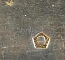 Ezüst (AG) vésett és gilosált magyar nemesi címeres asztali tubákos szelence dianás jelzéssel cca 18...