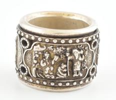 Ezüst (Ag) kínai, nemzetségfő hüvelykujjgyűrű két részből áll, mozgatható, gazdagon díszített Jelzet...
