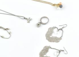 Vegyes bizsu tétel: nyakláncok 4 db 1 gyűrű, 2 fülbevaló