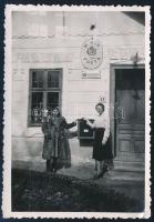 1941 Félixfürdő , Erdély, Bihar-megye, Postahivatal fénykép kívülről a személyzettel, Maksay Piroska jobb oldalon, hátulján feliratozott fotó 6x9 cm / Baile Felix Post office Transylvania