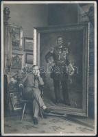 1938 Vitéz Darvassy István festőművész műtermében, Horthy Miklós egészalakos festményével, amely a Hódmezővásárhelyi polgármesteri hivatal dísztermébe készült, hátul feliratozott fotó kis saroktörés 18x12 cm