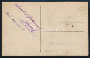 1918 Pécs A 69-es Gyalogezred katonája kedvesével, a gyalogezred zománcos sapkajelvényével. Fotólap