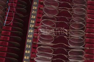 cca 1900 Optikus készlet dobozában, Schleiffelden Wien, jelzett, komplett, díszdobozban