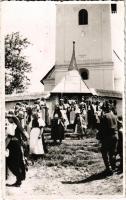 1941 Körösfő, Izvoru Crisului (Kalotaszeg, Tara Calatei); ünnepi mise után a templom előtt, népviseletbe öltözött falubeliek / villagers after the mass, folklore. photo