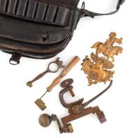 cca 1880 Vadásztáska 3 vadászszerszámmal. Bőr. 25x20 cm
