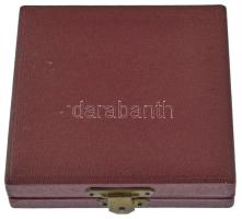 1967. "Munkásőrség 1957-1967" ezüstpatinázott emlékérem eredeti, sérült dísztokba rögzítve...