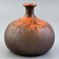 Retró iparművész kerámia váza, sötétbarna-narancs mázzal, jelzés nélkül, m: 14 cm