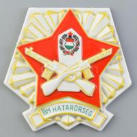 Hollóházi porcelán BM Határőrség plakett. Kézzel festett, jelzett, minimális kopással, 15x15 cm