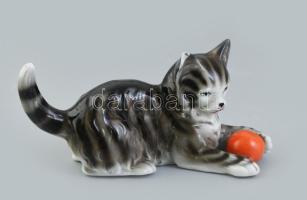 Porcelán cica labdával. Kézzel festett, jelzett (alján formaszám + hiányos etikett), kis kopásnyomokkal, 13,5x5x7 cm