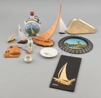 Balatoni emléktárgyak gyűjteménye: porcelán kulacs és tálka, hajós fafaragás, falikép, stb.; egy doboznyi