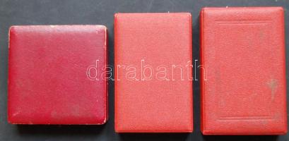 3db használt plakett és kitüntetés doboz