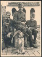 cca 1920 Magyar katonák cigarettázó kutyával, humoros fotó, jó állapotban, 11,5x8,5 cm