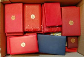 11db szocialista kitüntetés, emlékplakett, ebből 10db dobozban + 16db használt kitüntetés díszdoboz