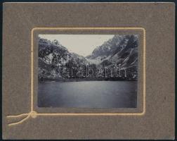 cca 1910 Magas-Tátra, Poprádi-tó, fotó kartonon, jelzés nélkül, hátoldalán feliratozott, apró foltokkal, 8x11 cm