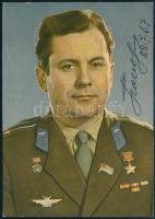 Pavel Romanovics Popovics (1930-2009) szovjet űrhajós aláírása őt ábrázoló fotón / Signature of Pavel Romanovich Popovich (1930-2009) Soviet astronaut on photo 15x22 cm